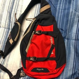 Patagonia Atom 8L Red/Navy Blue Sling Bag
